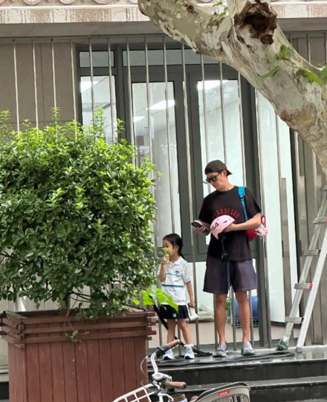 上海街头偶遇到演员王阳，48岁的他骑着自行车接女儿放学。王阳的女儿还不到六岁，目
