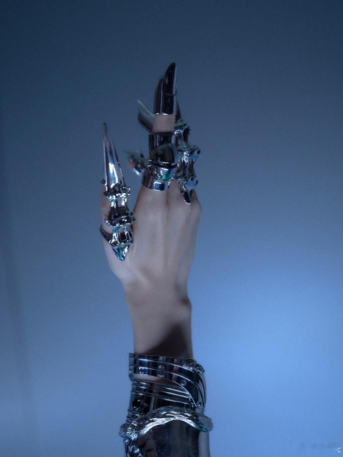 赵昭仪好长的一条人 谁没被赵昭仪的身材比例折服！高挑挺拔，气质出众，“一条人”的