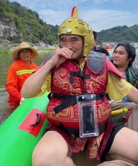 一把年纪了，看景区都把人嚯嚯成什么样子了 