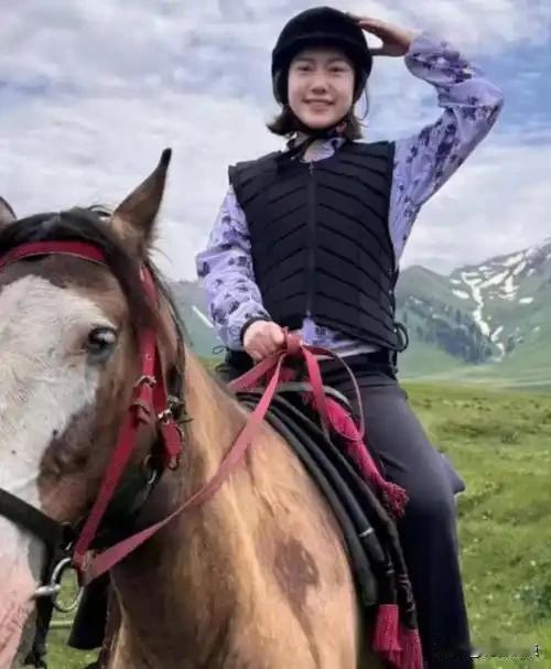 她骑马在那拉提草原上笑得很轻，不是忘了，是终于能喘口气了。
2026年6月，杨振