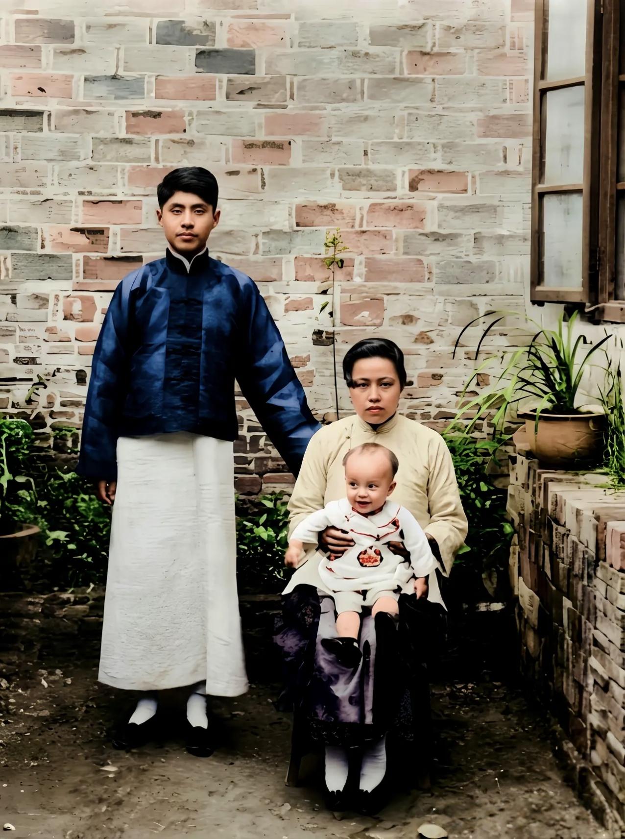 翻老资料翻到这张1923年秋天在合肥拍的旧照，瞬间被戳中了。
照片里不满周岁的杨