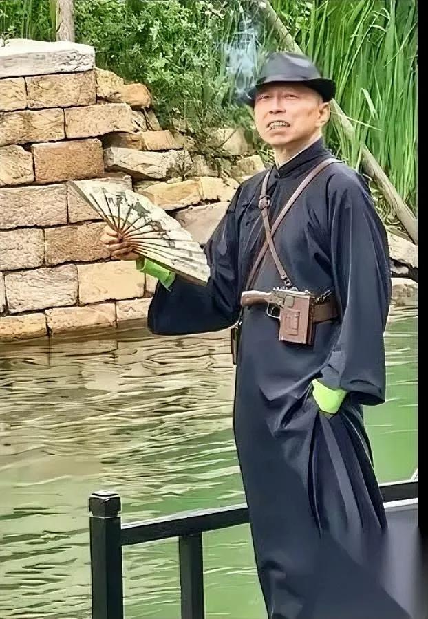 张朝阳新造型

我直接笑喷

这装扮往那一站，简直就是抗战剧里走出来的汉奸翻译官