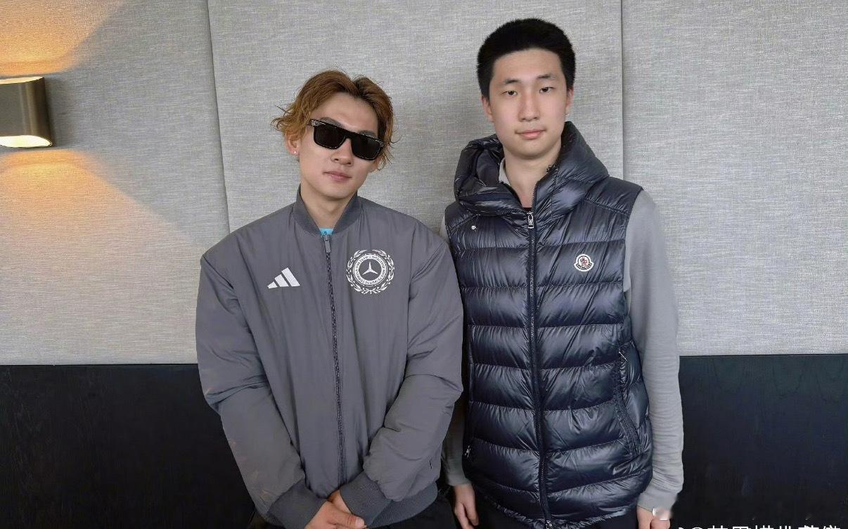 林永健儿子与苏翊鸣合照 林永健儿子林大竣与滑雪名将苏翊鸣同框合照，两人状态轻松，