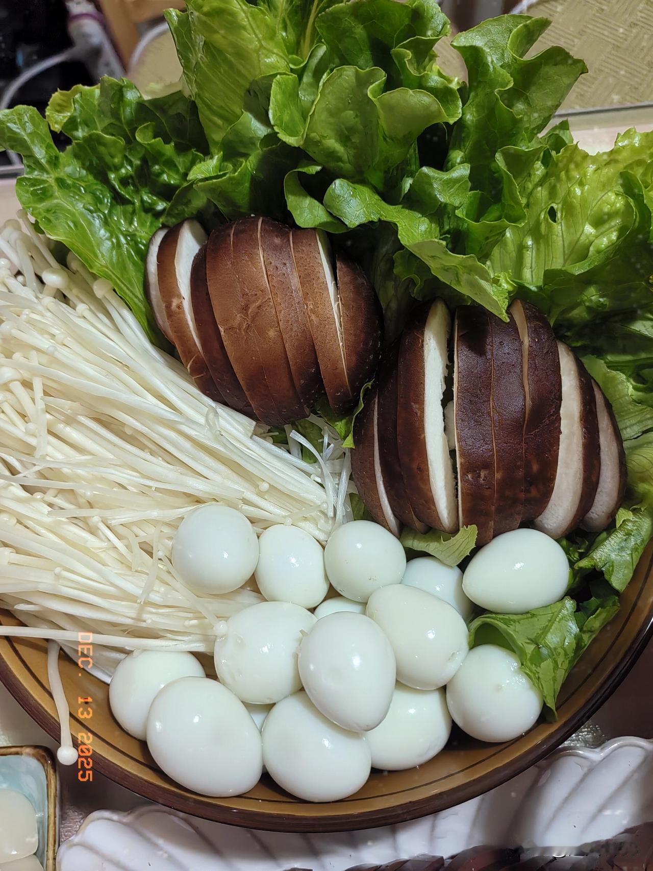 今天是周末了，
女儿小宝都休息了。

昨天的雪下的很大，
平台上的雪都积了厚厚一