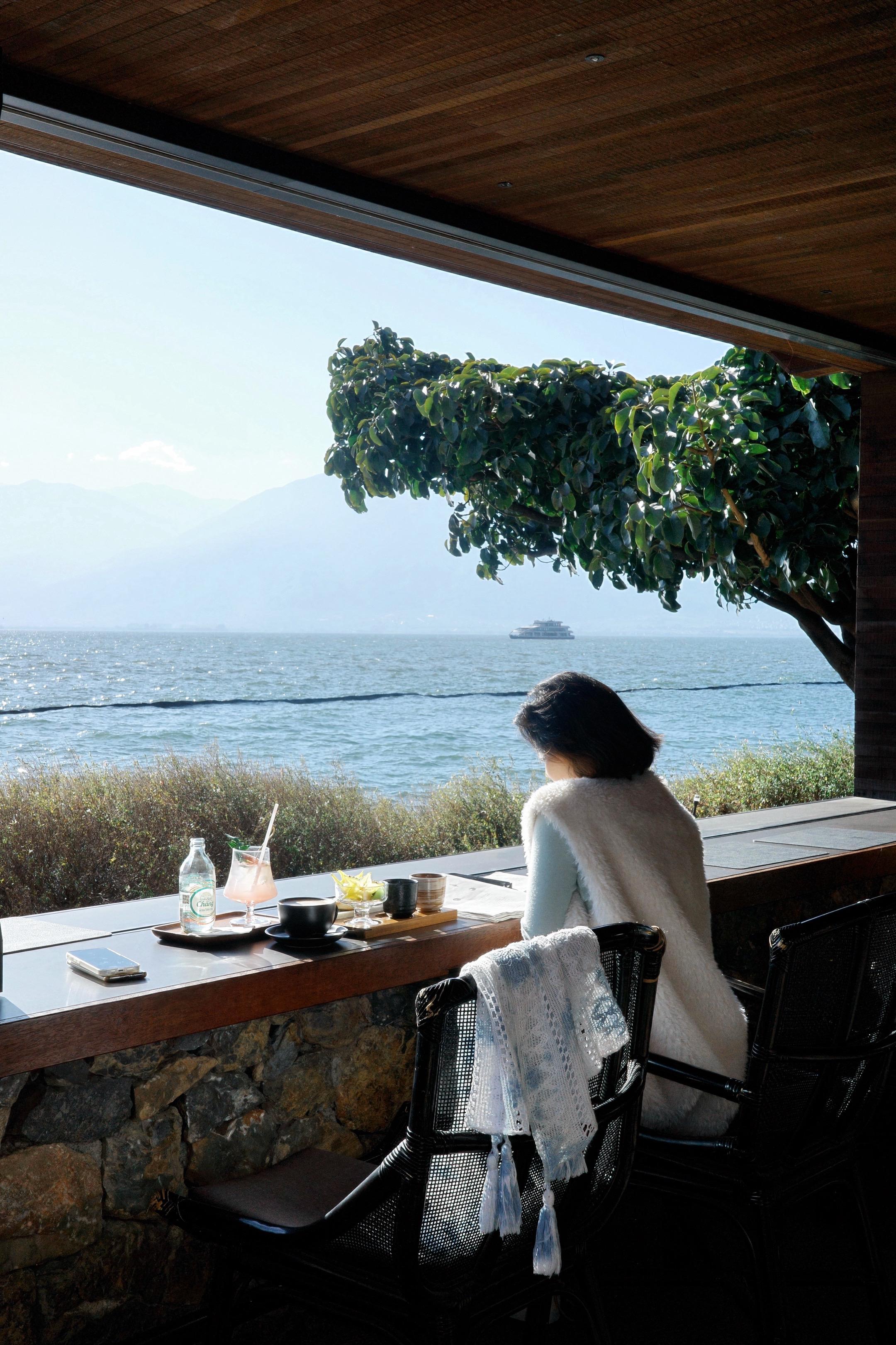 为了这扇窗来了趟大理。📍喜海木对·海景咖啡店 真的太美了！可以一下午...