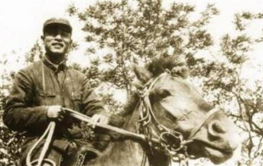 1944年10月，复仇心切的周纯麟率领新四军骑兵部队不顾一切，快马急驰，一路追击