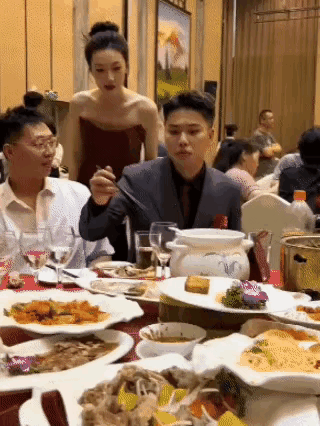 新郎吃席了[呲牙]