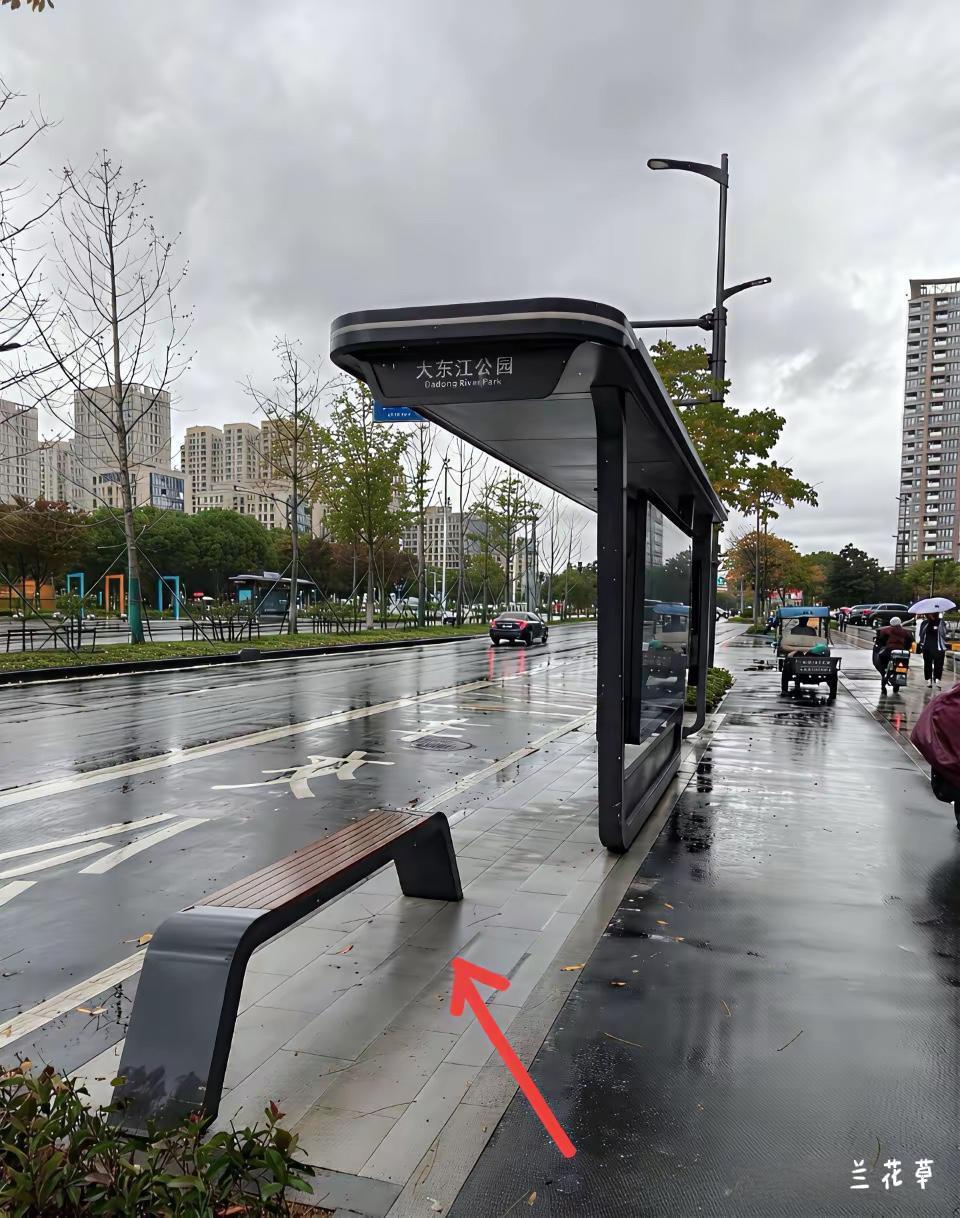 逆天的设计。
是怕下雨天雨棚下坐着太舒服？是怕热天遮阳太安逸？
反人类的设计。