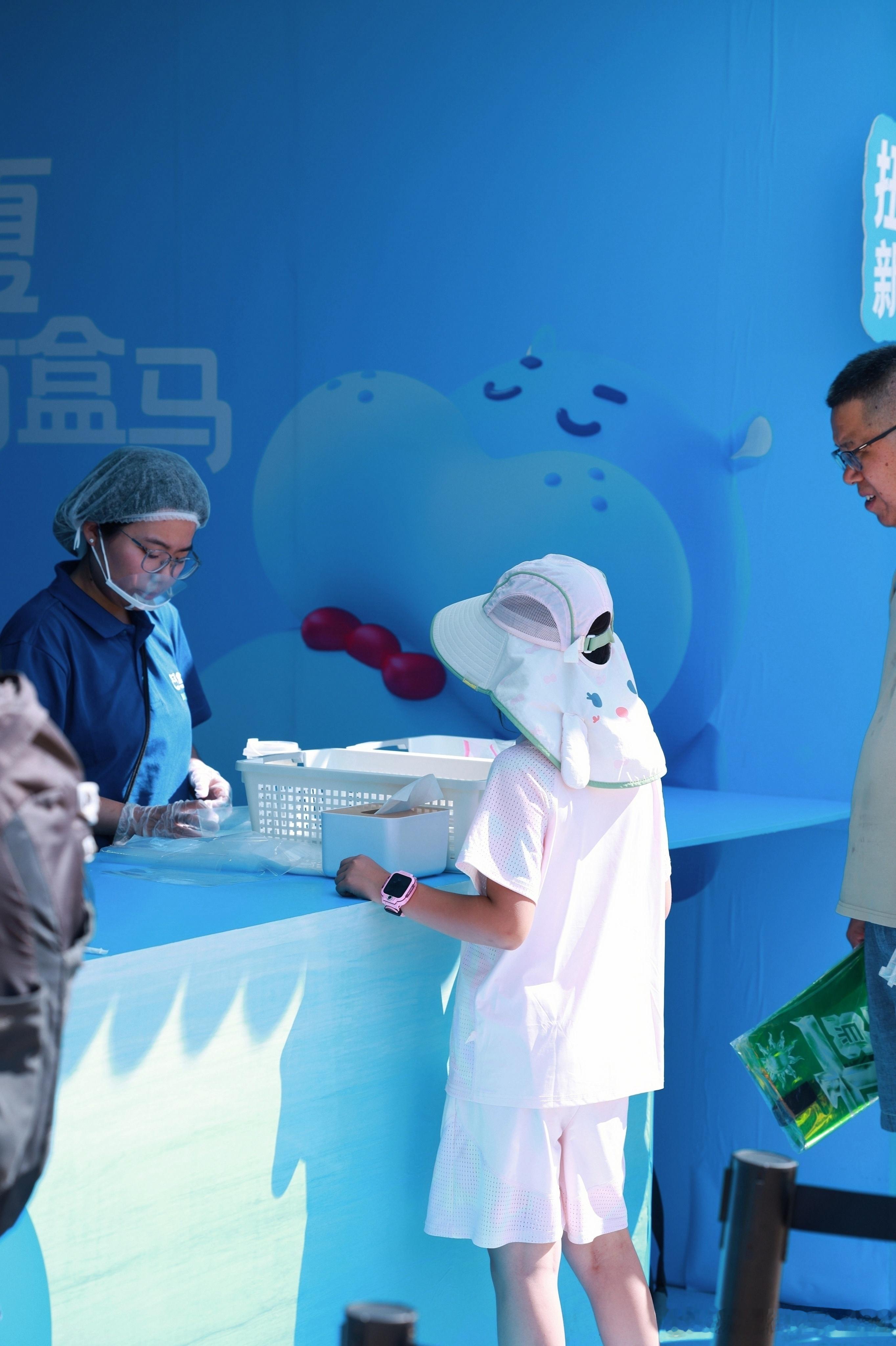 原来真的有人住在里面盒马阿那亚盒我一起发现新鲜阿那亚音乐节新增打卡地，盒马蓝色建