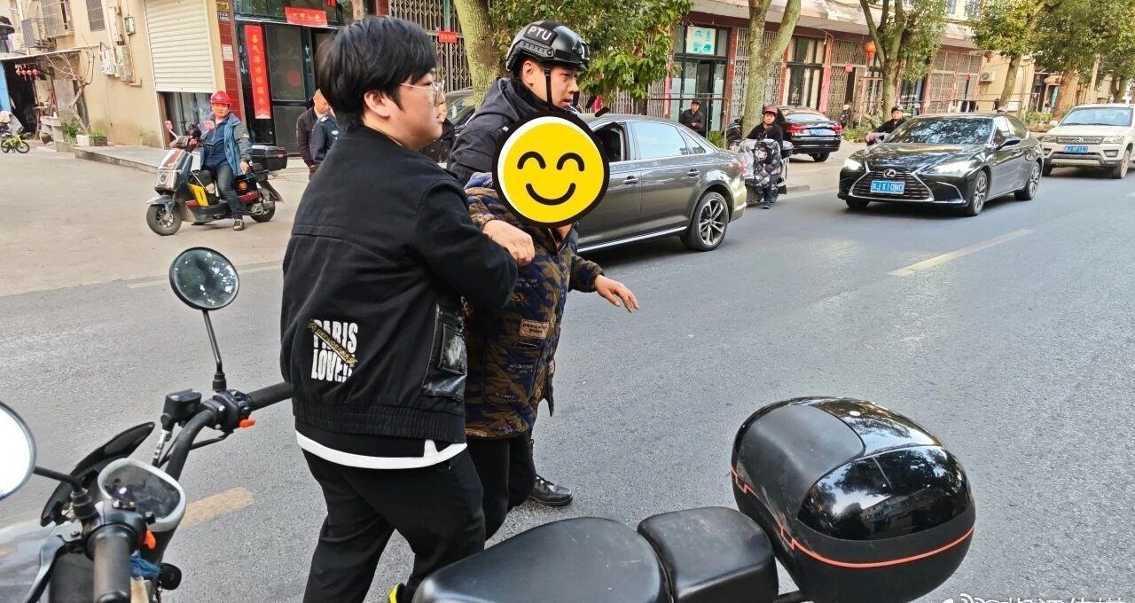 台州警民寒风中的救助让人心暖暖的椒江老人车祸倒地，巡逻民警及时上前安抚，联合热心