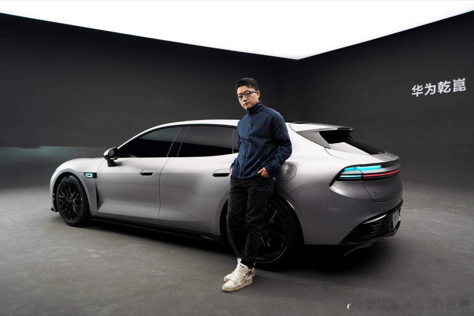 有一说一，这车的车尾设计，动了心思的。内嵌隐藏了一层智驾小蓝灯，通过面板漫反射出