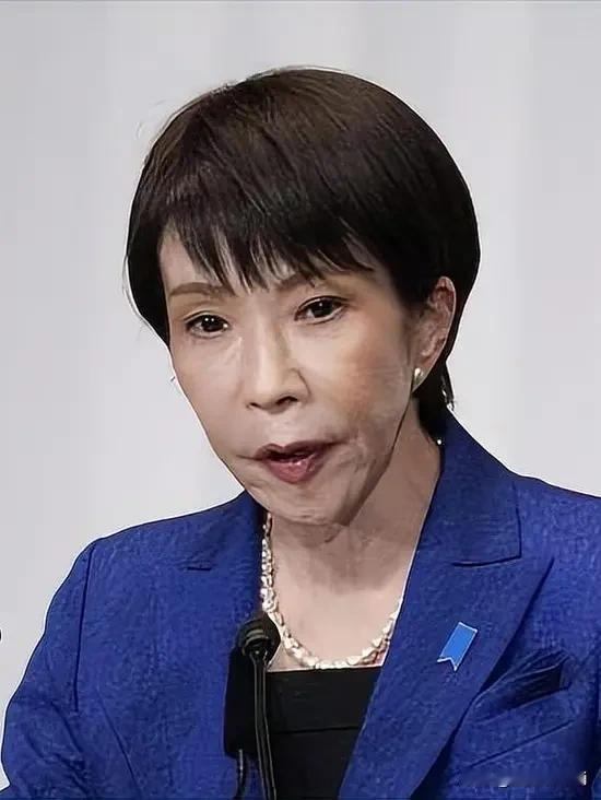 高市早苗自认为是安倍晋三的“正统继承人”。她的政治路线和安倍一脉相承，甚至比安倍