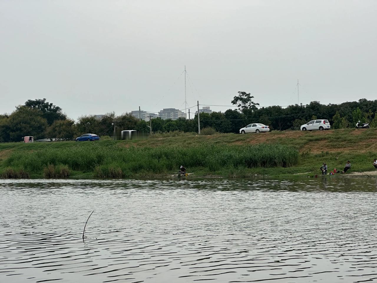 微微秋风吹拂，我驱车来到湖边，来一场无拘无束的垂钓。
   到了河边，看到一老者