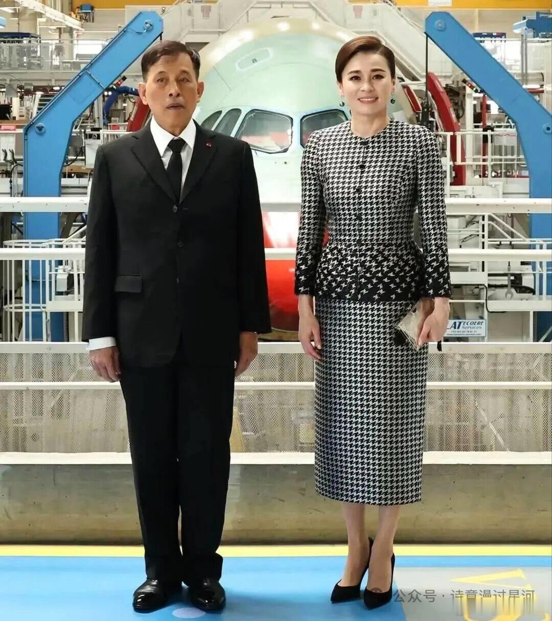 泰国王后苏提达能稳坐后位，全凭一身六边形硬核技能。从普通空姐一路晋升海陆空上将，