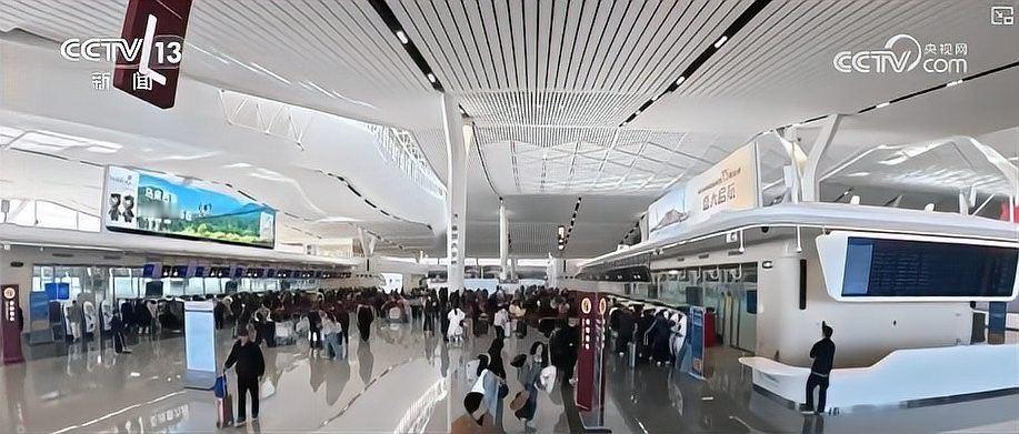 央视新闻：今年春节，“反向团聚”正成为许多家庭团聚的新选择。父母的默默付出让团圆