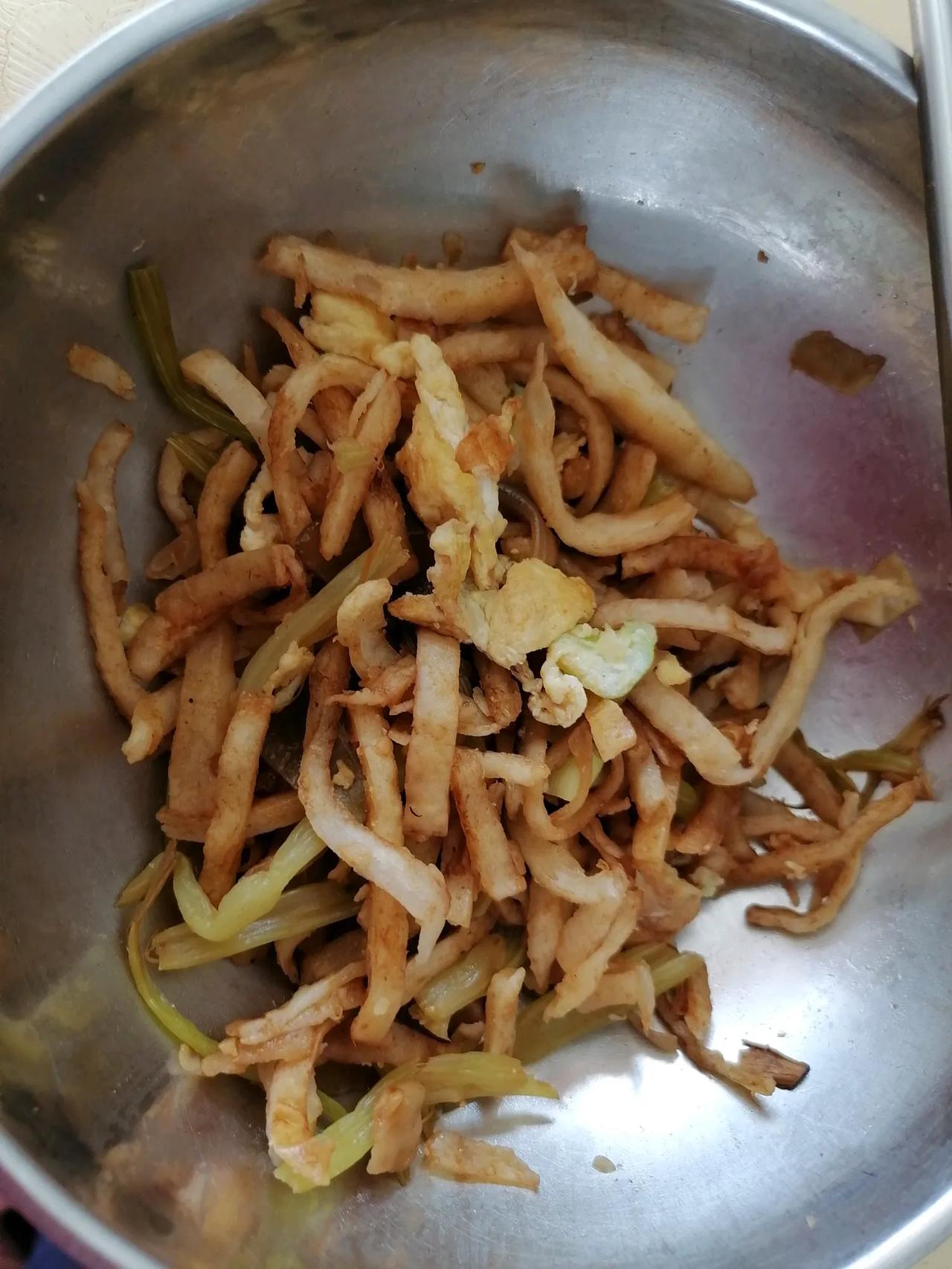 芹菜香菇炒饼丝