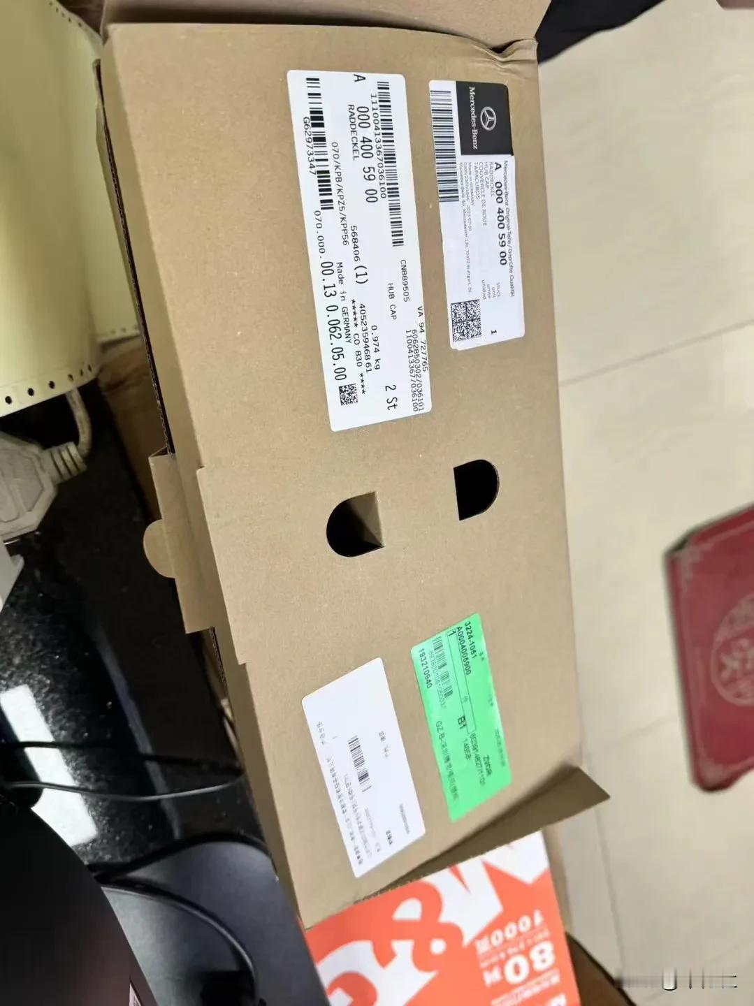 迈巴赫GLS480的轮毂盖
2667一个，[泪奔]
不知道尊界S800的要多少钱