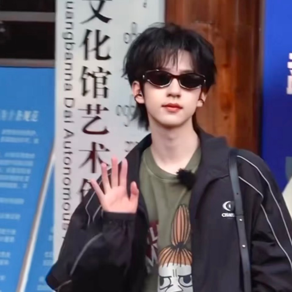 我又真的真的初恋了~。哎哟这个小峻霖就这样青春气少年气十足的让队敌羡慕去吧¯꒳¯