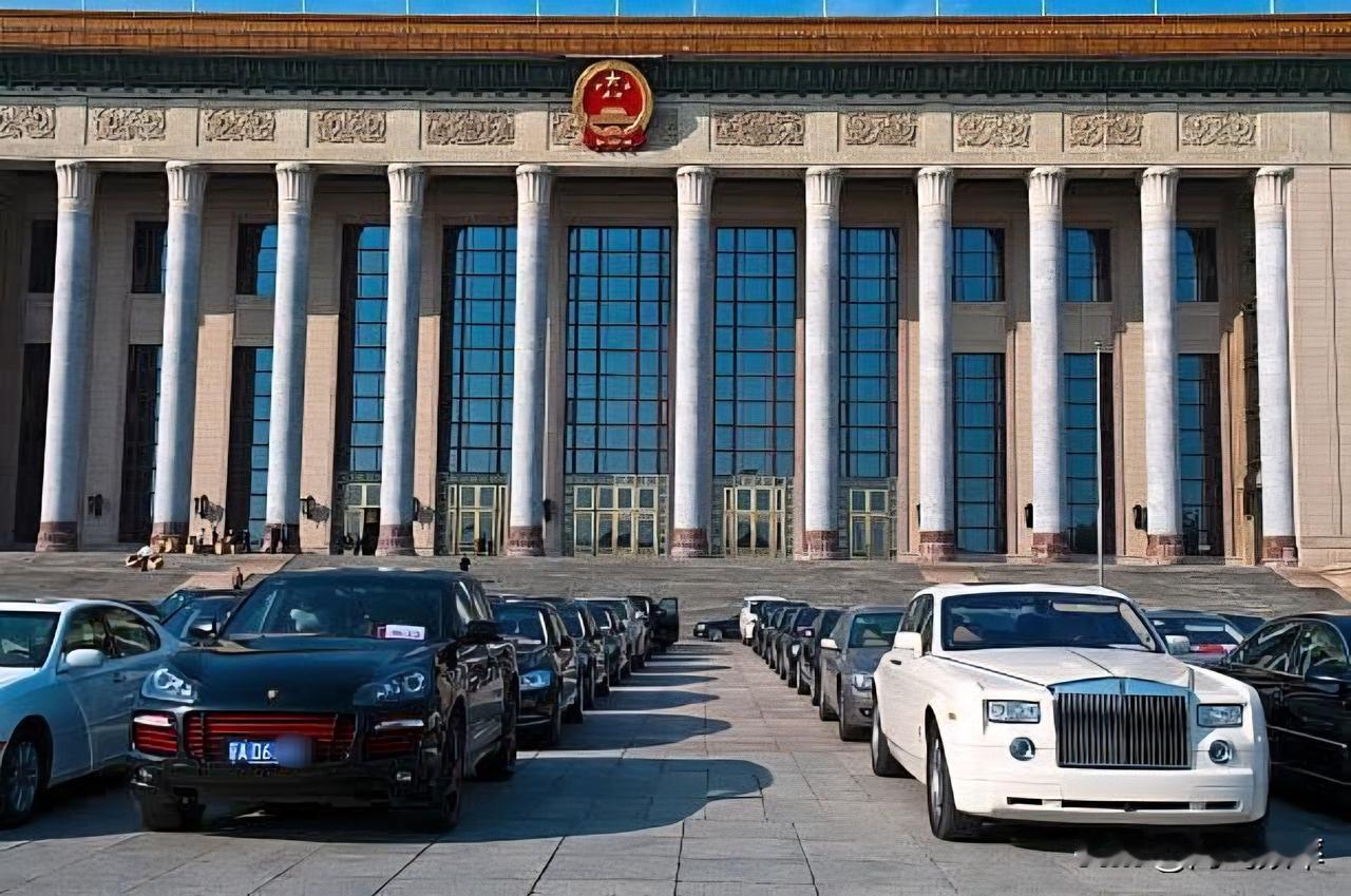 第七代劳斯莱斯Phantom（幻影）是宝马接手后的首款车型，搭载6.75L V1