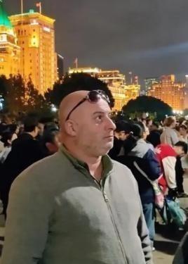 为什么很多美国人到了中国后不笑？因为这些外国人突然意识到西方国家的媒体把自己忽悠