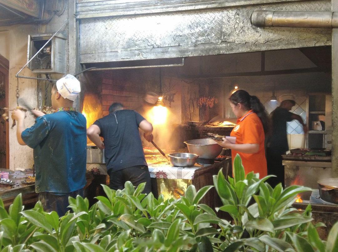 中午吃了鸽子汤面。上菜之前上了一份小菜，我想到的第一个词是：お通し(無料)（小菜