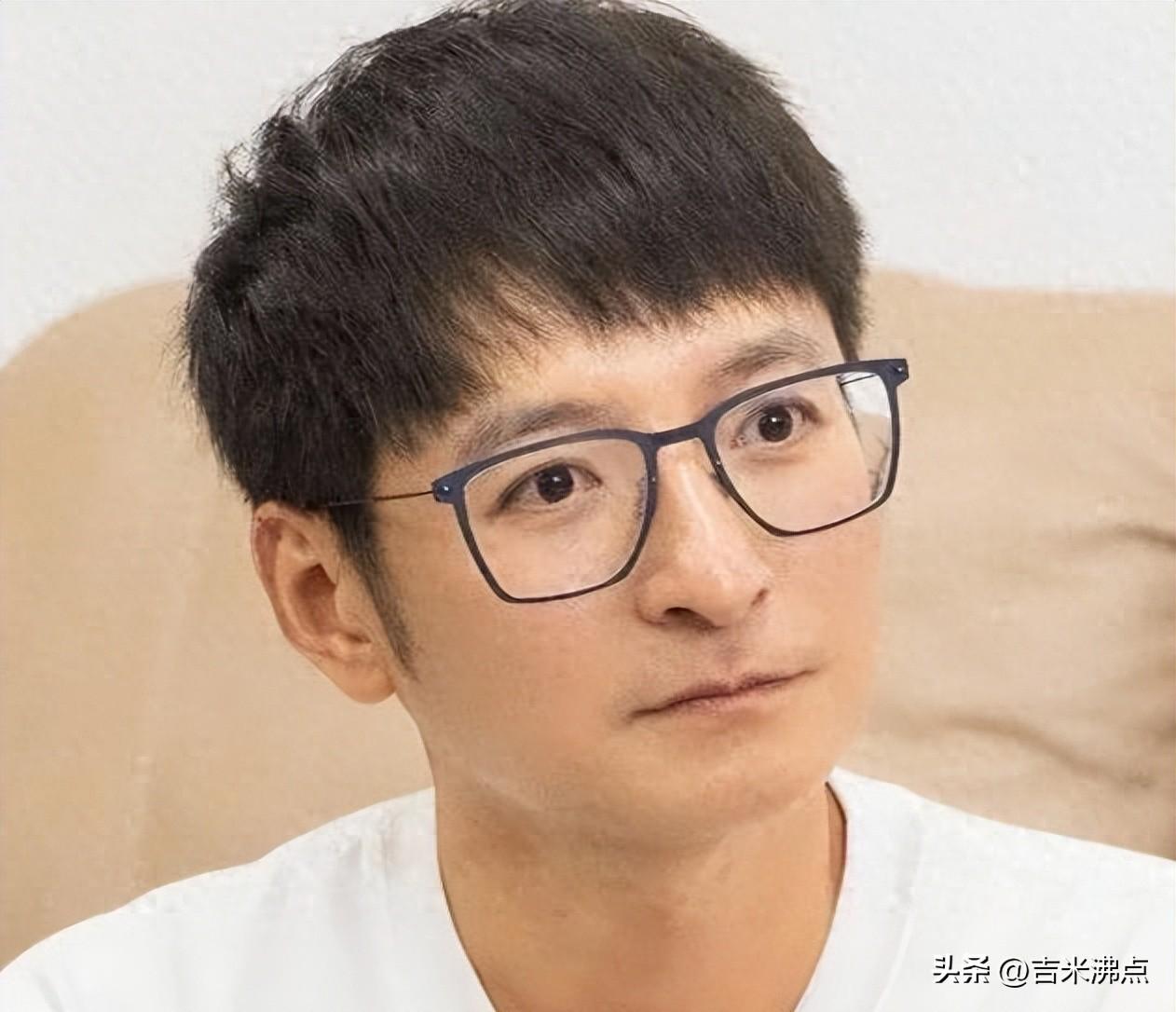 他沉默了19秒，没人接话，也没人替他答。
那会儿直播还在播，镜头没切，张泉灵等在