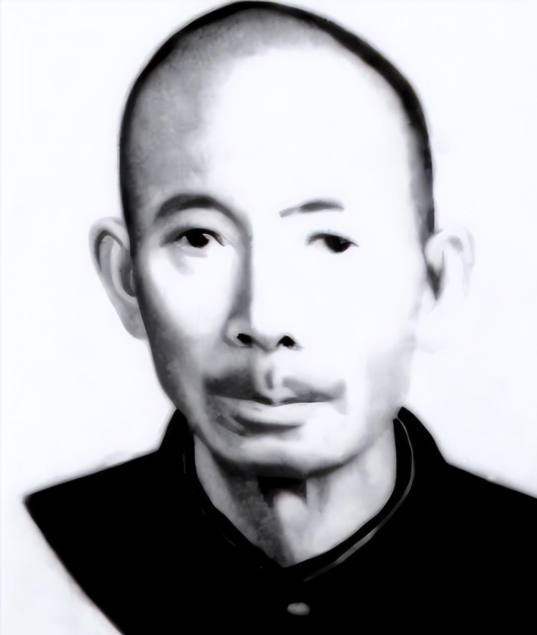 [微风]1976年，一名老人在北京军事博物馆参观时，看着四下无人，偷偷摸了一下文