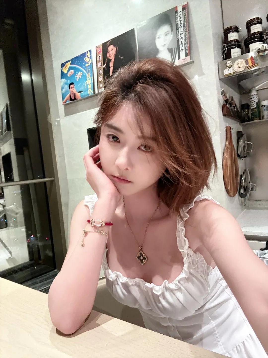 聂小雨这套搭配将法式复古与现代轻奢完美融合。双面四叶草项链是点睛之笔，正反两戴的