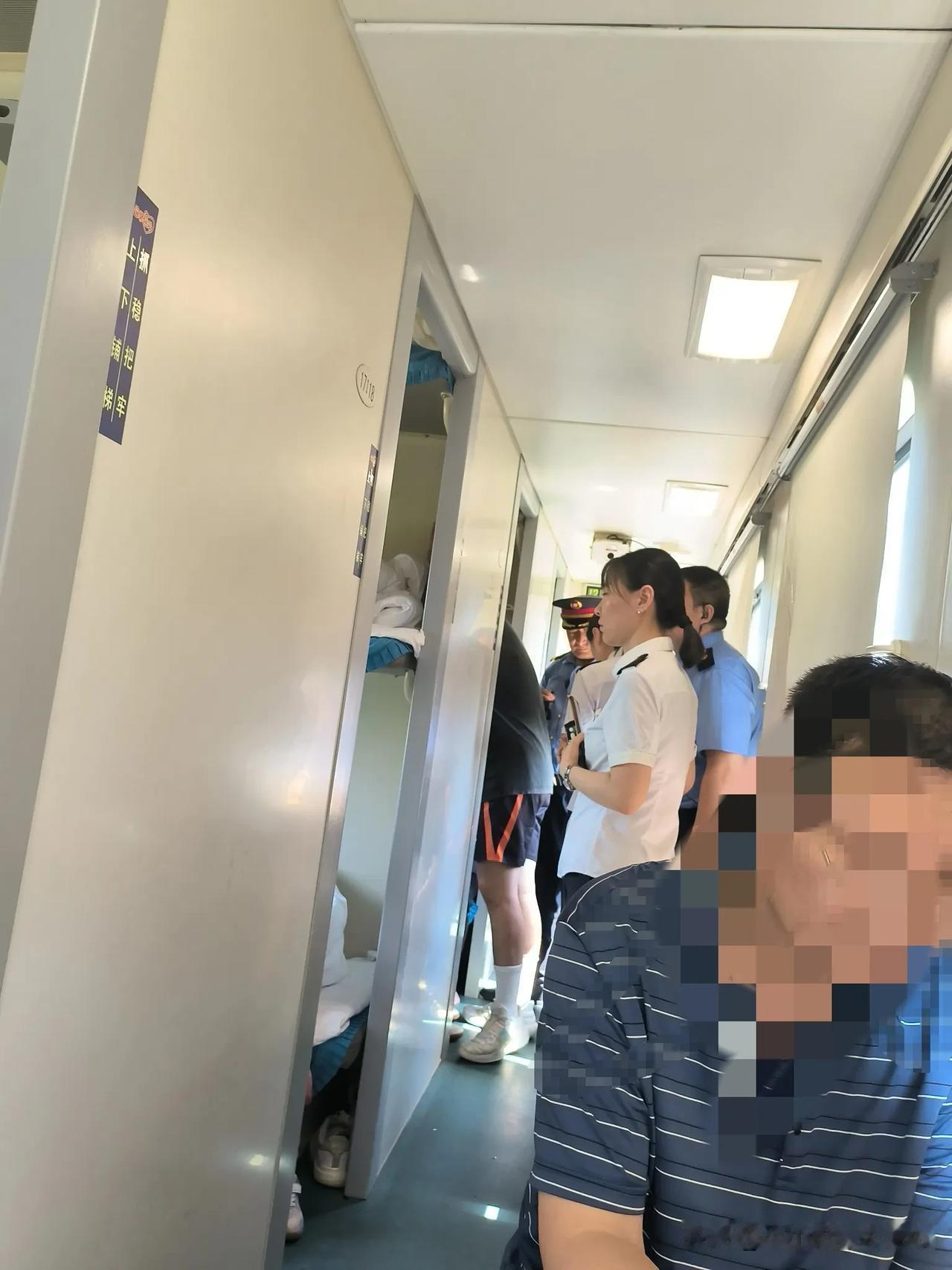 没想到这事也让我遇上了，带俩孩子坐卧铺，我们车厢里面突然有一位女士晕倒，从下铺跌