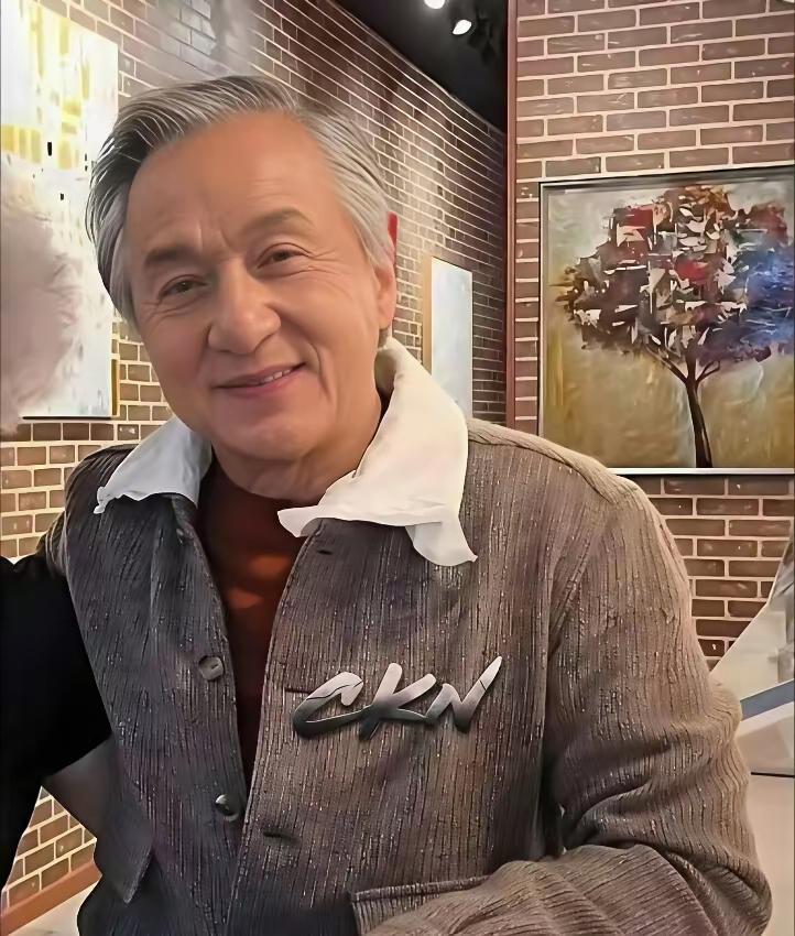 成龙71岁这年，绕不开的话题还是家庭。
 
有人说他最失败的是儿子不争气，有人说