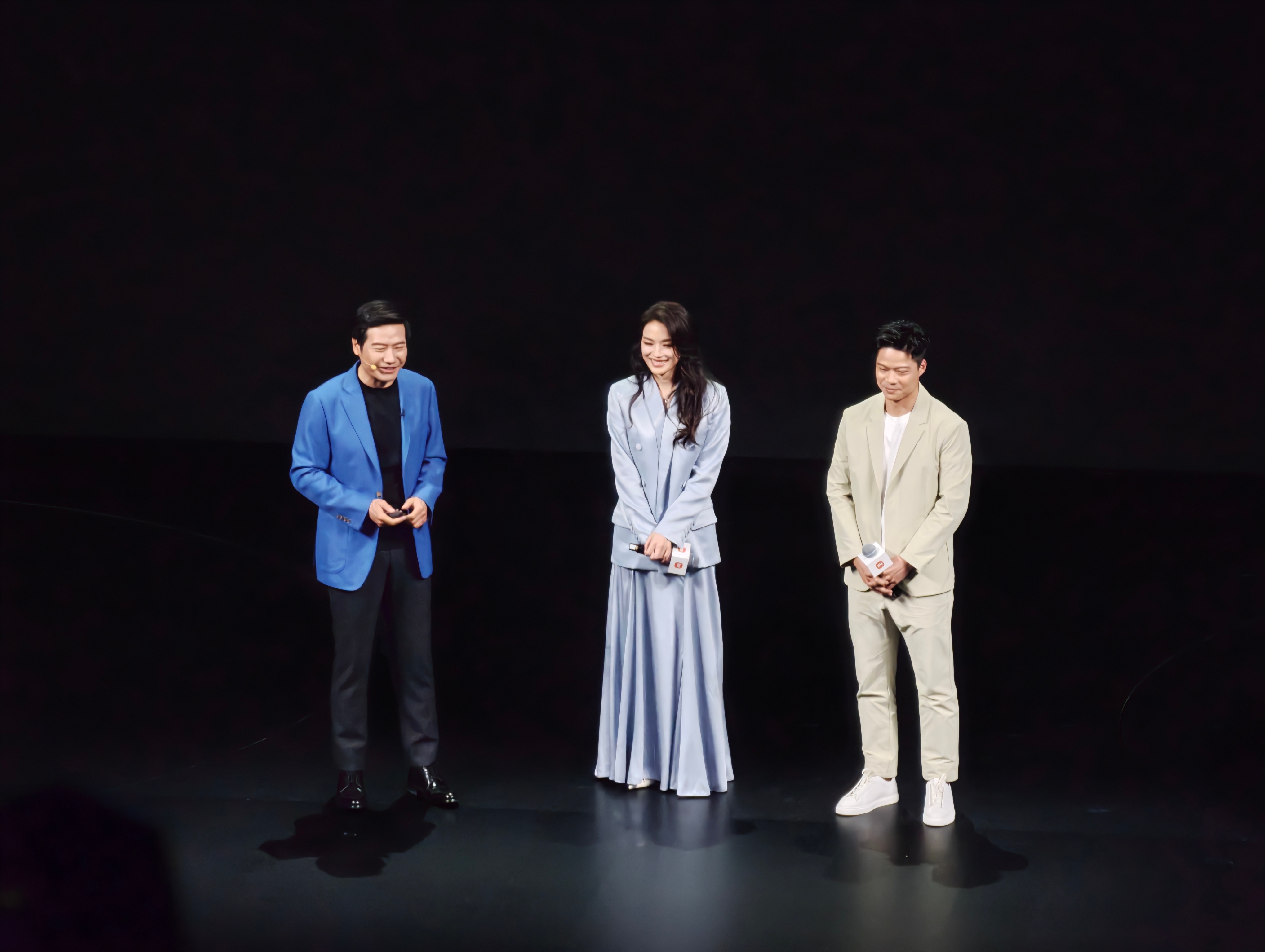 一个小细节：雷总让代言人们跟大家讲几句话，苏炳添特意强调了，希望大家自己真开真体