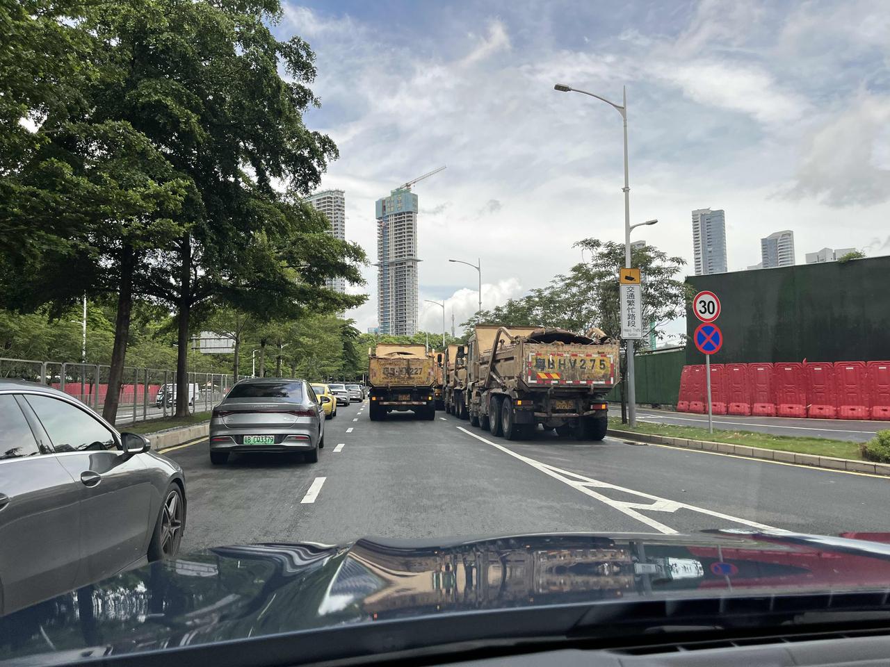这些泥头车就霸道，三条车道硬变成一条！