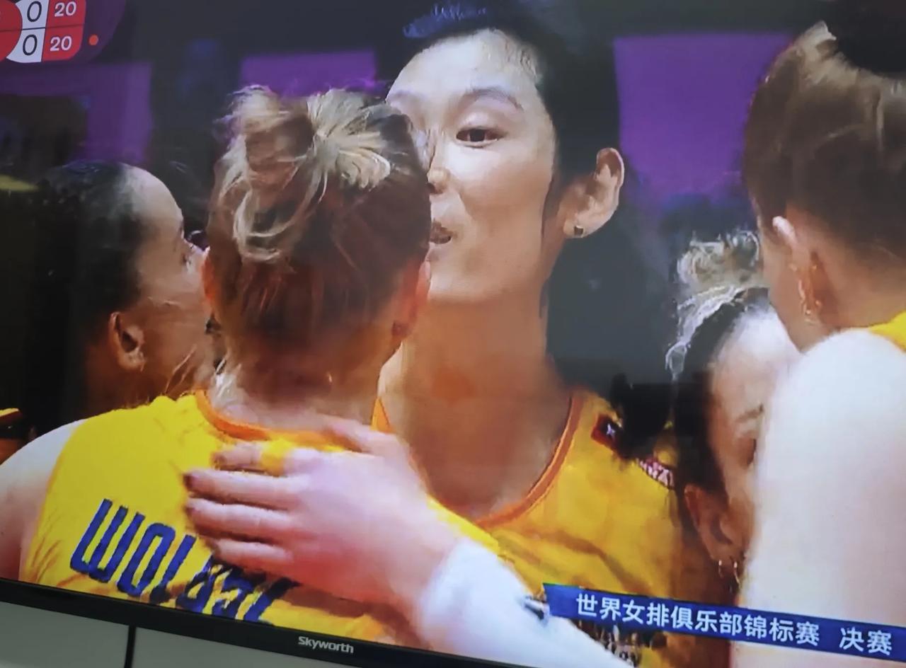 到底还是朱婷赢了李盈莹！
代表中国女排两代的主攻隔网对轰，朱婷笑到了最后！
不过