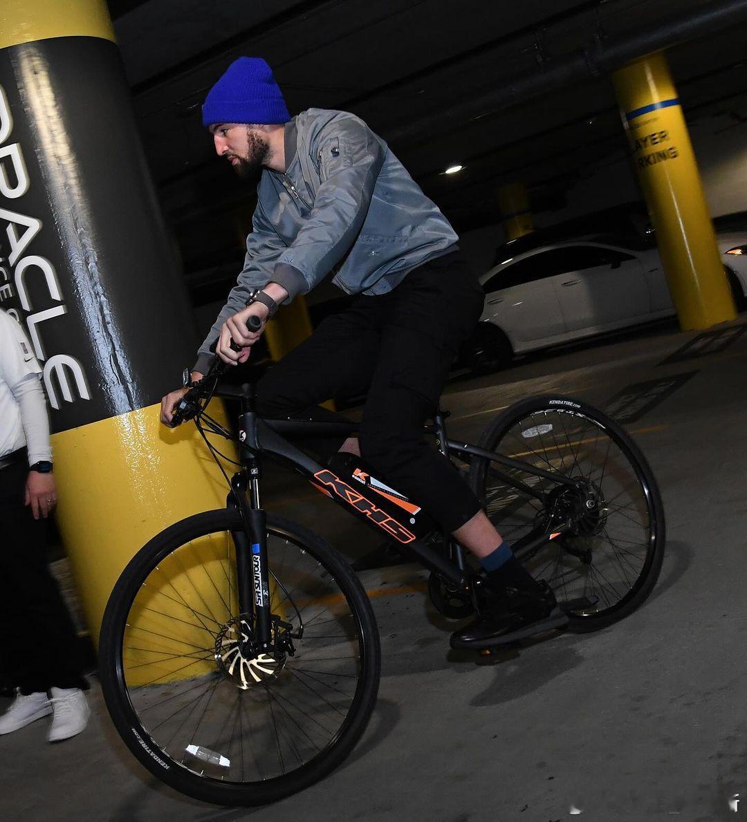 那个男人[照相机][照相机]汤神骑车入场照！！#金州勇士[超话]##汤普森# ​