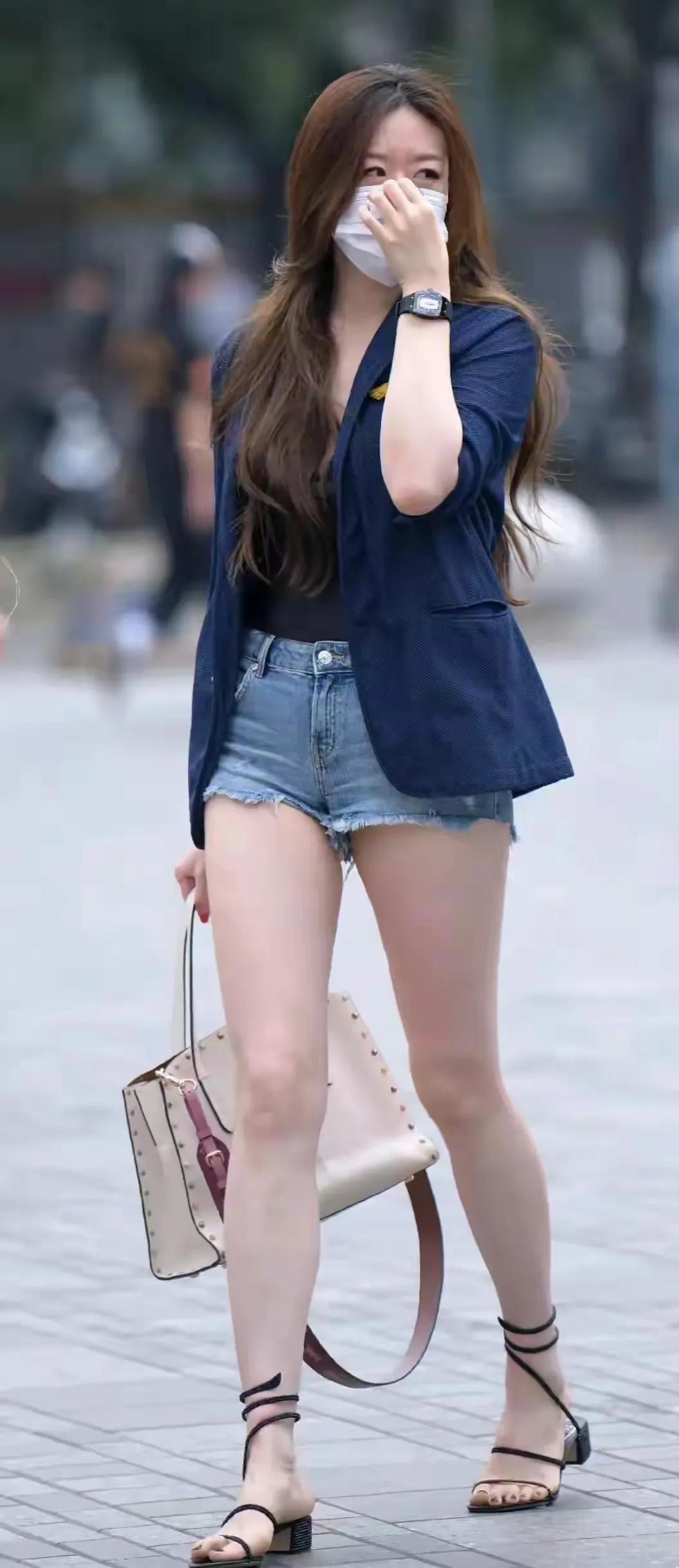 #夏日生活打卡季##分享街拍女孩#