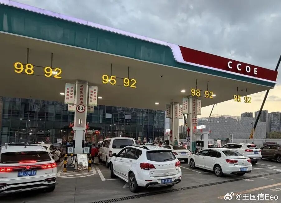 加油站下午就开始排队了。油价一调整，就开始排队。还是电车好，电价基本不会变。电价