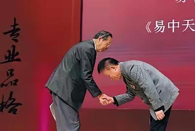 20万奖金，就让刚直的文学大师如此弯腰致谢！不得不说，文人的谦卑值得所有人瞻仰！