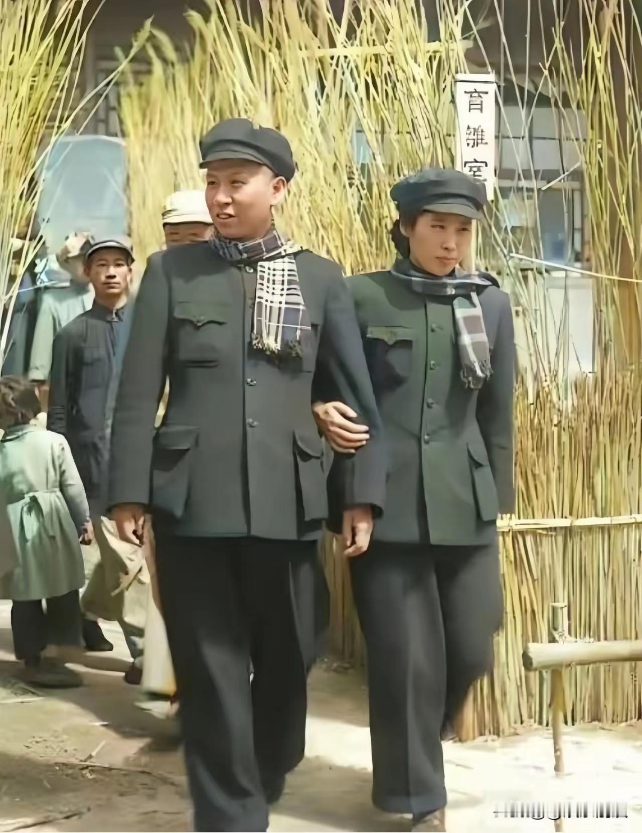 谁能想到老一辈革命家的结婚照朴素到让人泪目！这张1948年西柏坡的新婚留影，藏着