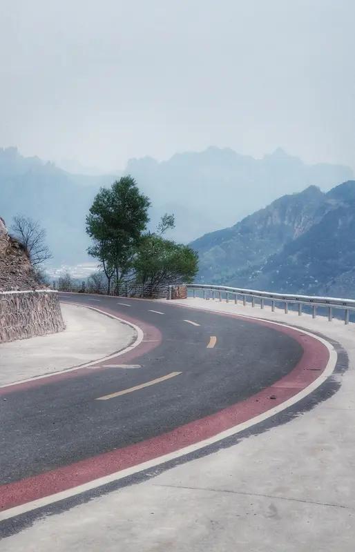 看到“弯弯曲曲山中路”这个上联，我一下就来了兴致。对联讲究对仗工整、平仄协调，这