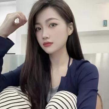 甜美可爱的女孩，分享日常穿搭和护肤心得。换季护肤技巧 居家护肤小窍门 女生护肤常