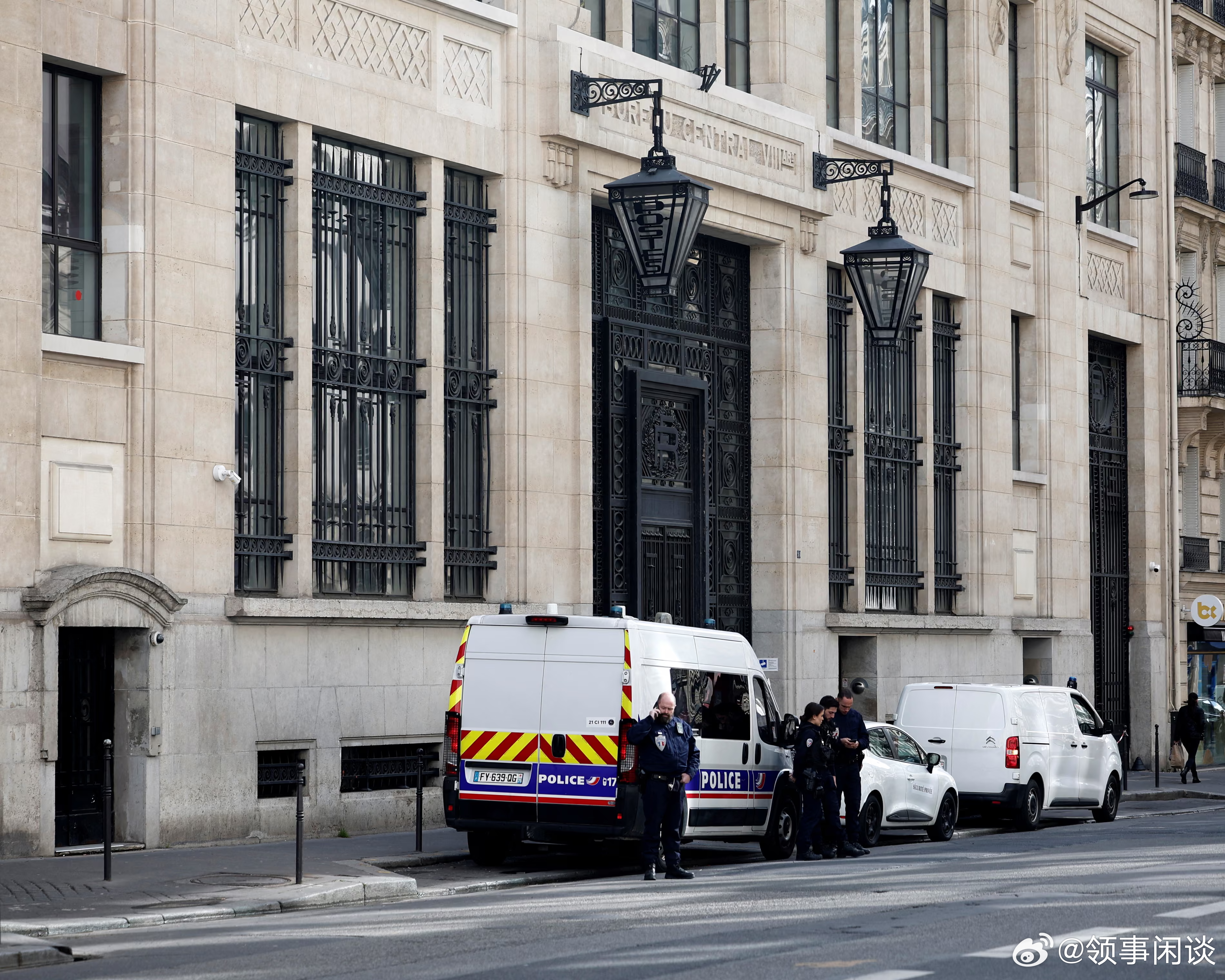 【巴黎警方挫败了一起发生在美洲银行大楼外的未遂炸弹袭击】（卫报）据官员和接近此案