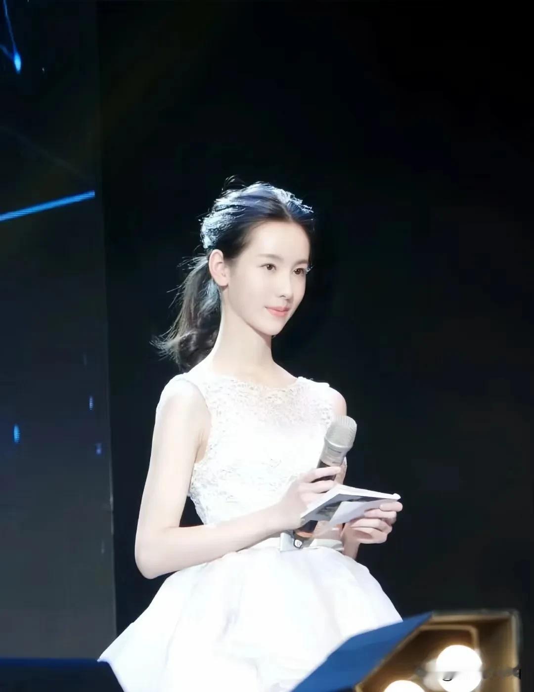 我个人认为当明星需要的就是有特点，而不只是单纯的美，就像周冬雨也没有多美，但她的