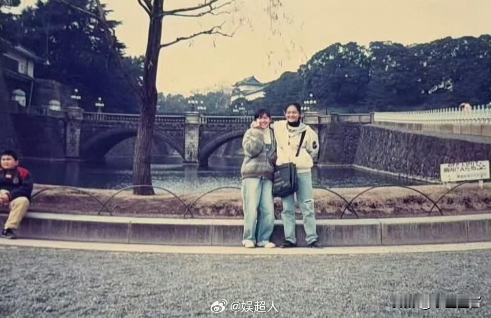 小s，又被网友猜中了。

大s去世一年多，小s似乎还没走出来，晒出陈年旧照，没想
