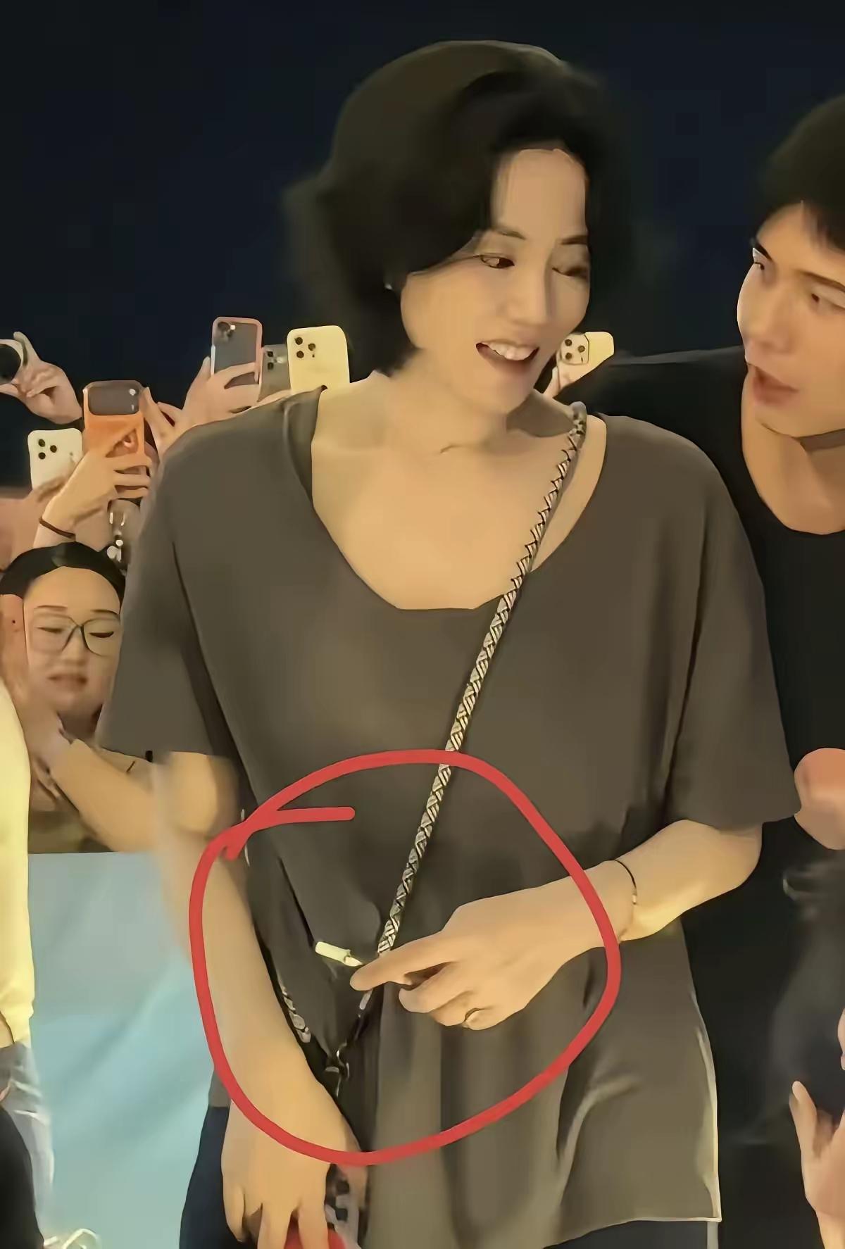 王菲拿的啥？
王菲女儿吃的啥？
王菲吃的啥？