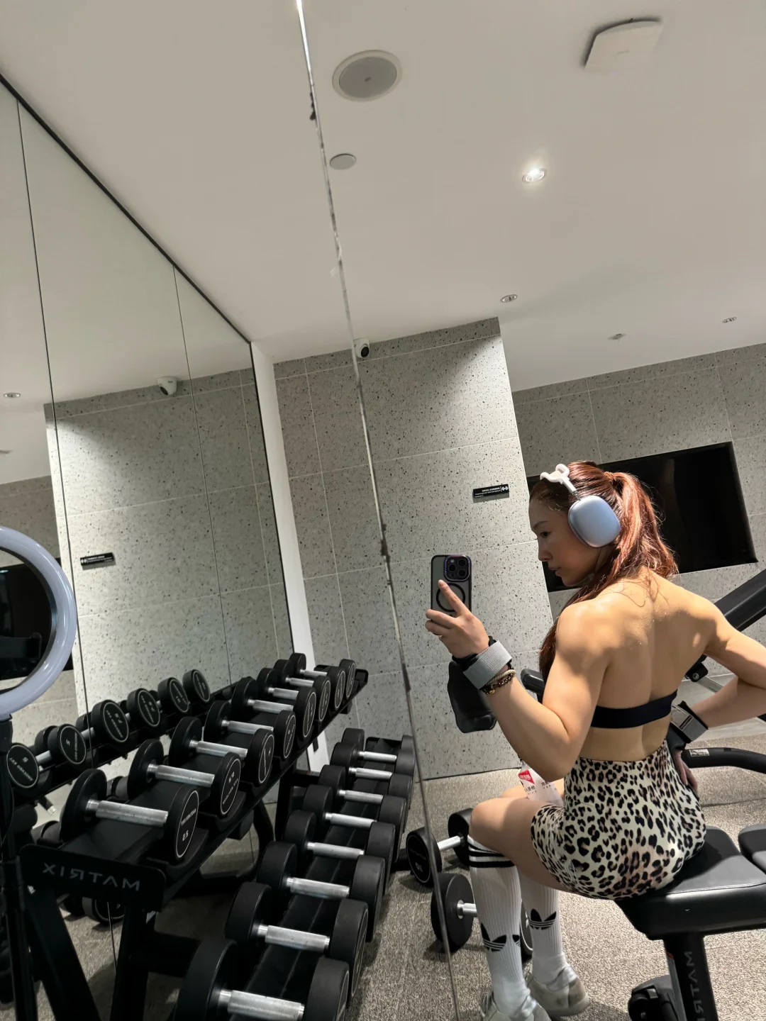 薄肌女生的背