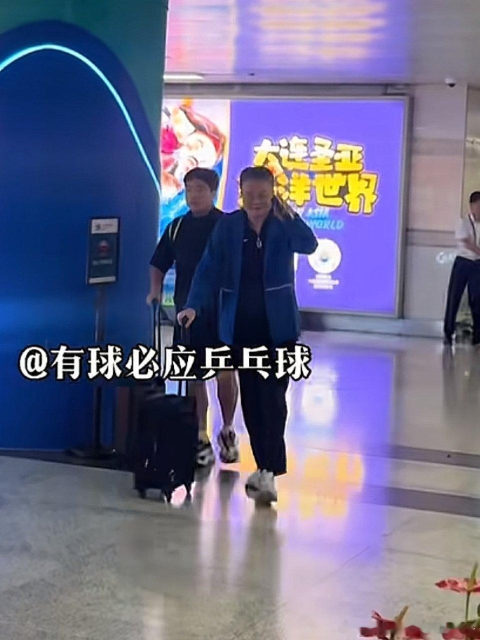 梁靖崑和尹霄教练抵达大连参加乒超✈️cr·有球必应乒乓球 