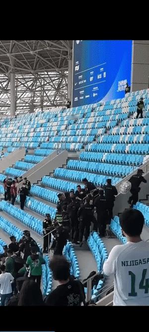 喜欢管东管西的足协在哪？“足球流氓”再度引发球迷热议——

上一轮齐鲁德比，山东
