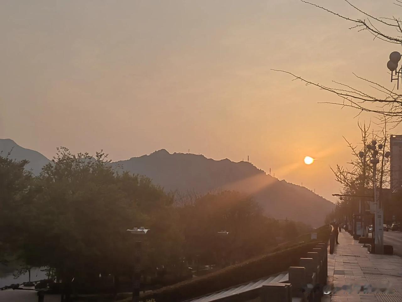 很喜欢落日
总觉得这是白天和夜晚交接班的浪漫的记号
无滤镜实拍
静静看一小会
吹