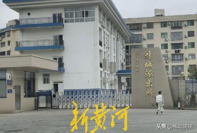 福建霞浦，15岁女孩小君因打架被叫到派出所，民警李某支开小君的母亲后，借拘留威胁