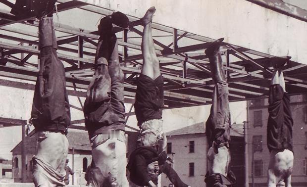 1945年， 墨索里尼 的情妇克拉拉被处决后倒吊在广场上，她的短裙垂下来，一览无